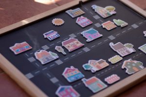 Photo de Elena Mozhvilo sur Unsplash Photographie d'un tableau avec des maisons aimantées